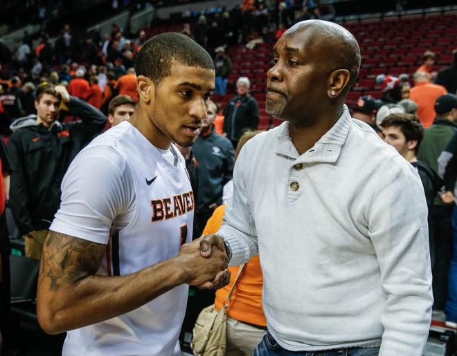 伊藤洋辉晒照纪念拜仁首球：在安联球场的一个难忘的瞬间.