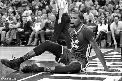 中央政治局委员、书记处书记等向党中央和习近平总书记述职.